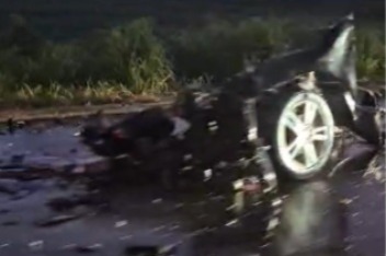 Carro roda na pista molhada, bate em caminhão, parte ao meio e motorista morre