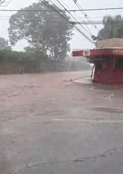 Em menos de 10 minutos, chuva e granizo surpreendem Campo Grande (víde