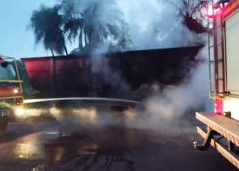 Incêndio atinge carreta e vegetação às margens da BR-262 Incêndio atinge carreta e vegetação às margens da BR-262