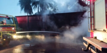 Incêndio atinge carreta e vegetação às margens da BR-262