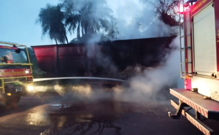 Incêndio atinge carreta e vegetação às margens da BR-262