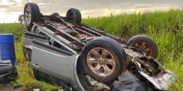 Capotamento na MS-040 deixa idosa e criança feridas durante chuva intensa