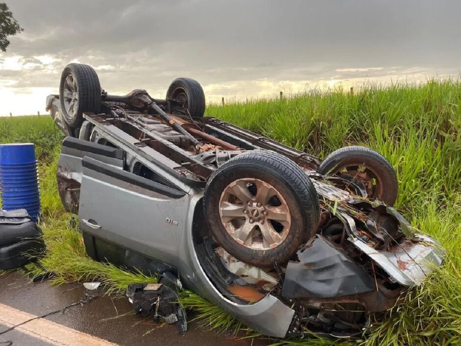 Capotamento na MS-040 deixa idosa e criança feridas durante chuva intensa