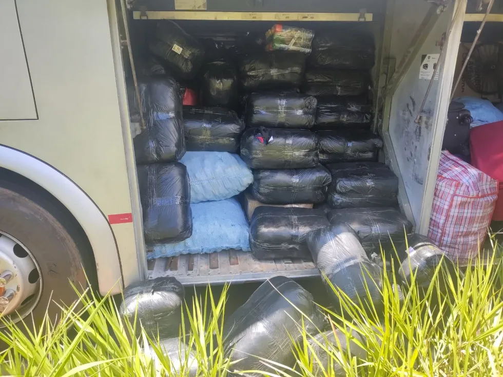 Polícia Rodoviária apreende roupas e perfumes irregulares em fiscalização