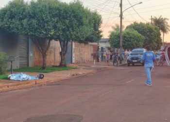 Pistoleiro executa homem com tiros nas costas e foge de moto