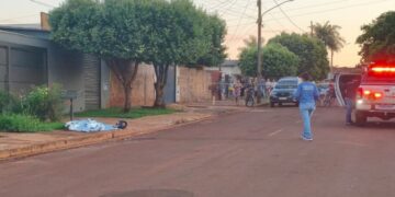 Pistoleiro executa homem com tiros nas costas e foge de moto