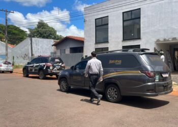 Jovem morre após queda de escada durante trabalho em obra Jovem morre após queda de escada durante trabalho em obra