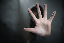 Mulher é agredida com pedaço de madeira em chamas