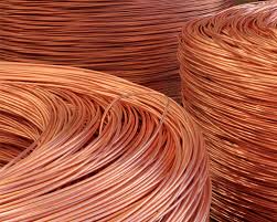 Reincidente é flagrado com 25 kg de fios de cobre escondidos em saco de ração