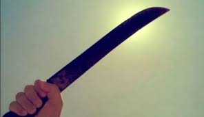 Mulher é presa após ferir marido com facão