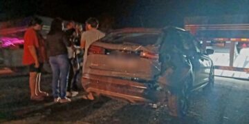 Caminhão bate na traseira de carro na BR-262 e família sai ilesa