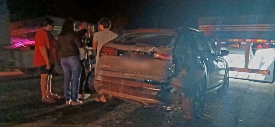 Caminhão bate na traseira de carro na BR-262 e família sai ilesa