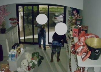 Dupla é presa horas após invadir floricultura e furtar mercadorias Dupla é presa horas após invadir floricultura e furtar mercadorias