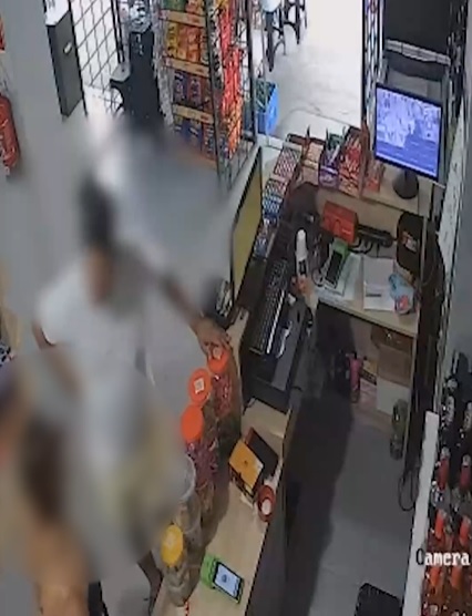 Vídeo: homem dá mata leão em namorada e vai preso em MS