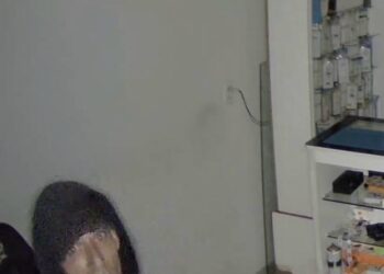 Ladrão é flagrado em furto a loja de celulares e acaba preso (vídeo)