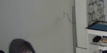 Ladrão é flagrado em furto a loja de celulares e acaba preso (vídeo)