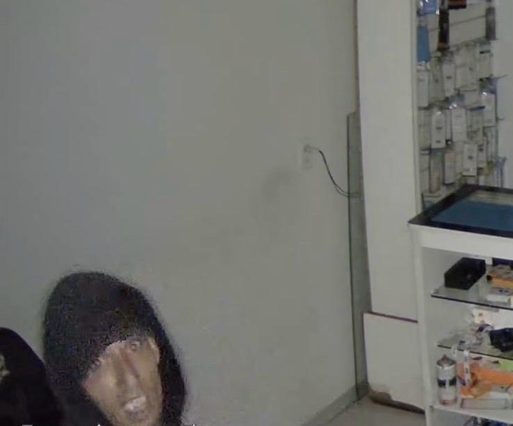 Ladrão é flagrado em furto a loja de celulares e acaba preso (vídeo)