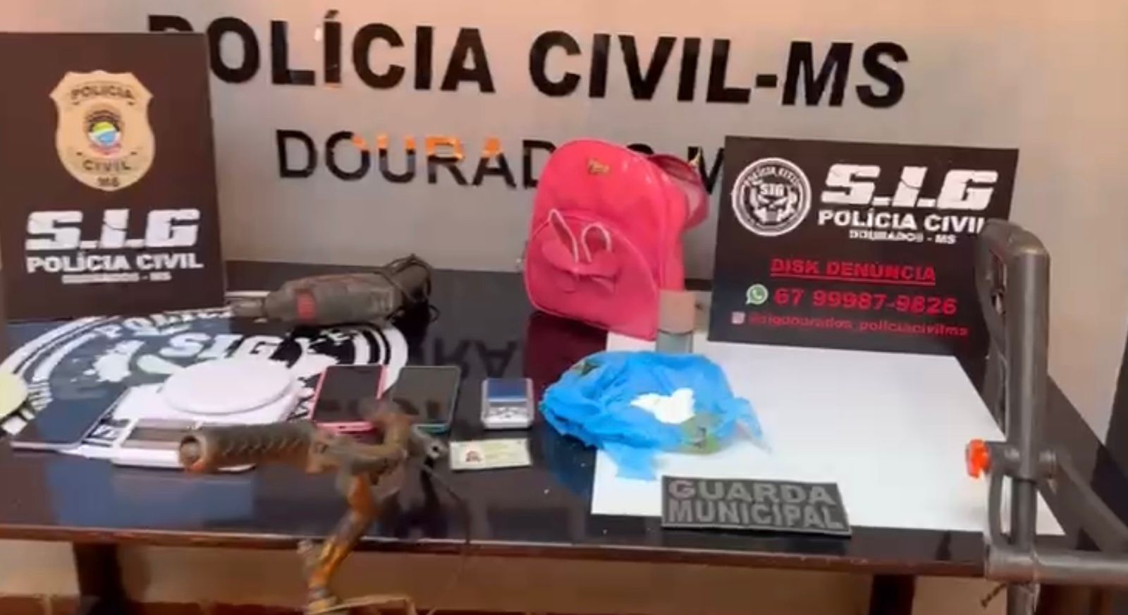 Furto em farmácia leva polícia a fechar ponto de venda de drogas