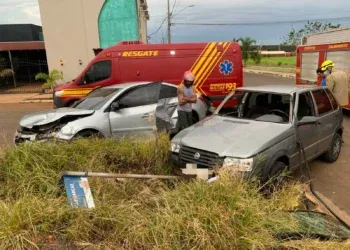 Acidente entre carros deixa jovem ferida em cruzamento