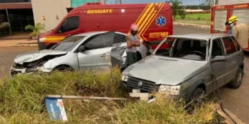 Acidente entre carros deixa jovem ferida em cruzamento