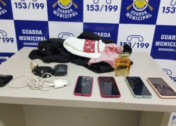 Homem nu é preso após invadir loja e tentar fugir pulando muros