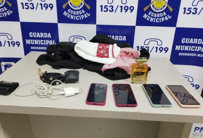 Homem nu é preso após invadir loja e tentar fugir pulando muros