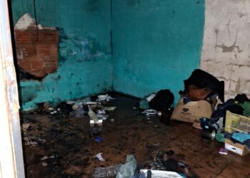 Curto-circuito em carregador provoca incêndio em residência Curto-circuito em carregador provoca incêndio em residência