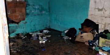 Curto-circuito em carregador provoca incêndio em residência