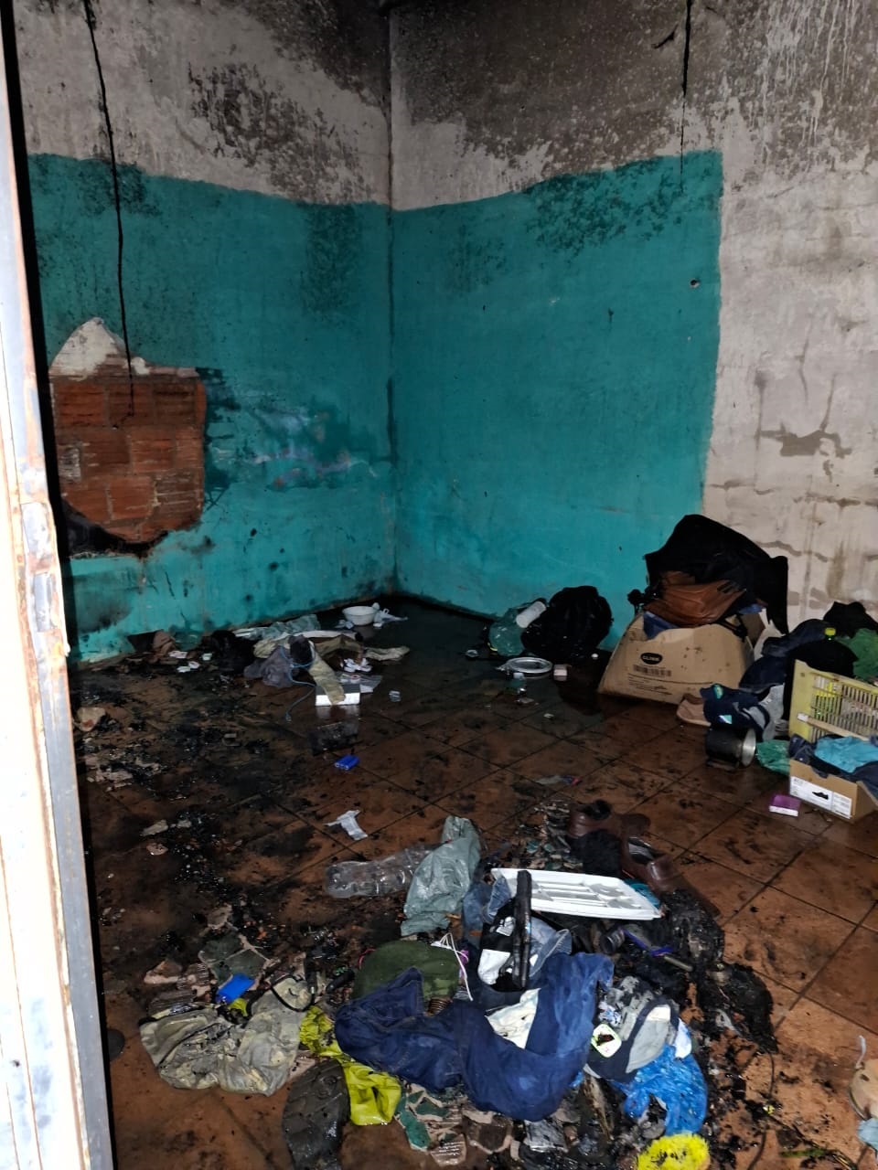 Curto-circuito em carregador provoca incêndio em residência