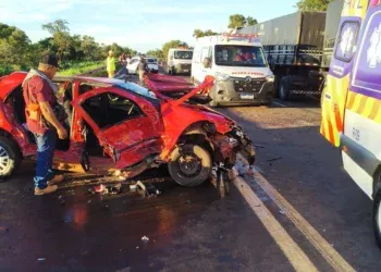 Acidente envolvendo carreta e carros deixa um morto e vários feridos em rodovia