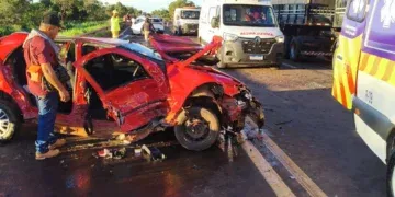 Acidente envolvendo carreta e carros deixa um morto e vários feridos em rodovia