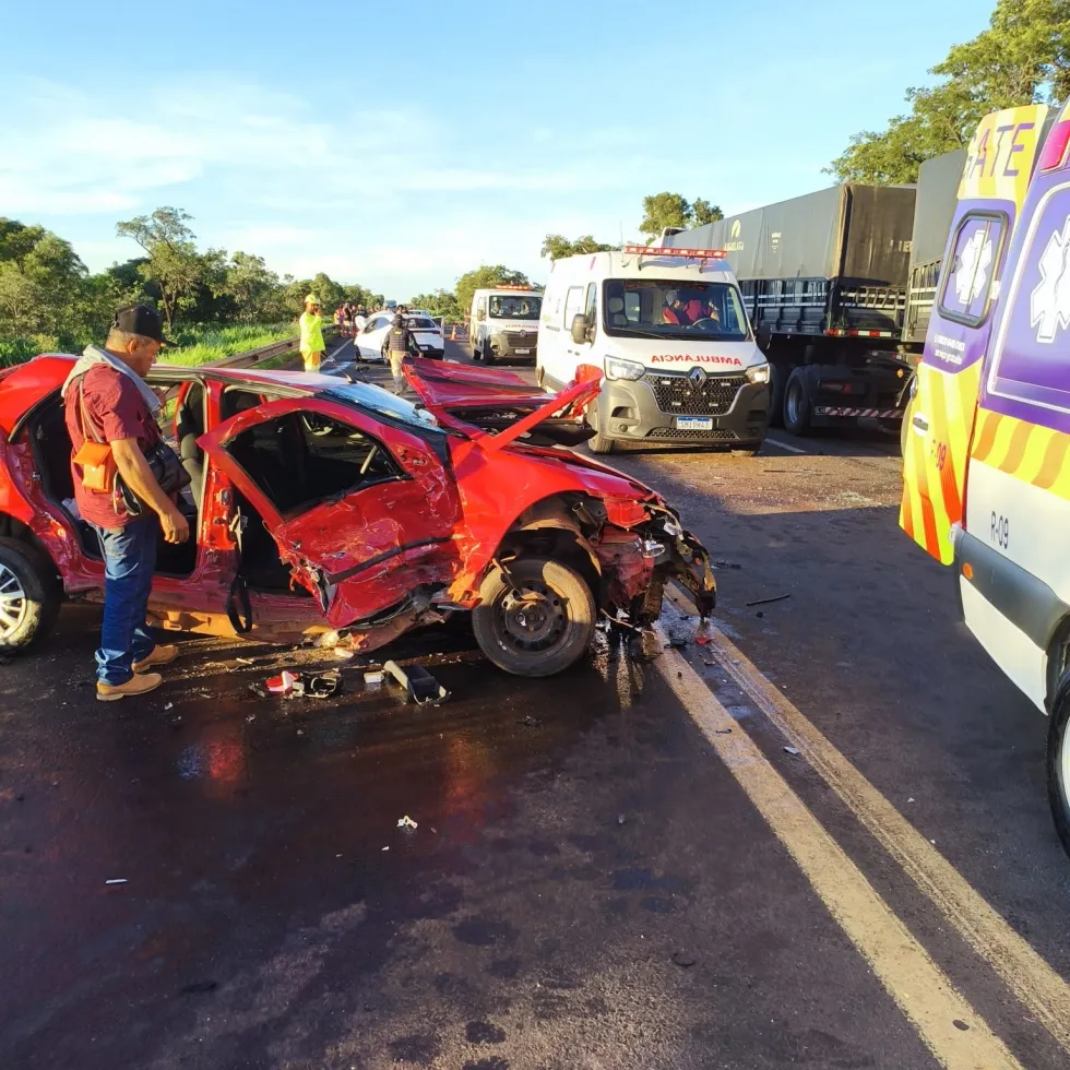 Acidente envolvendo carreta e carros deixa um morto e vários feridos em rodovia