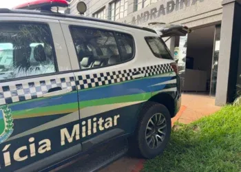 Televisão é encontrada abandonada em quintal durante a manhã