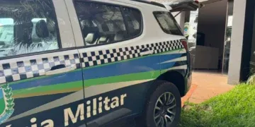 Televisão é encontrada abandonada em quintal durante a manhã