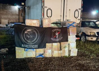 Quase uma tonelada de maconha é apreendida em caminhão refrigerado Quase uma tonelada de maconha é apreendida em caminhão refrigerado