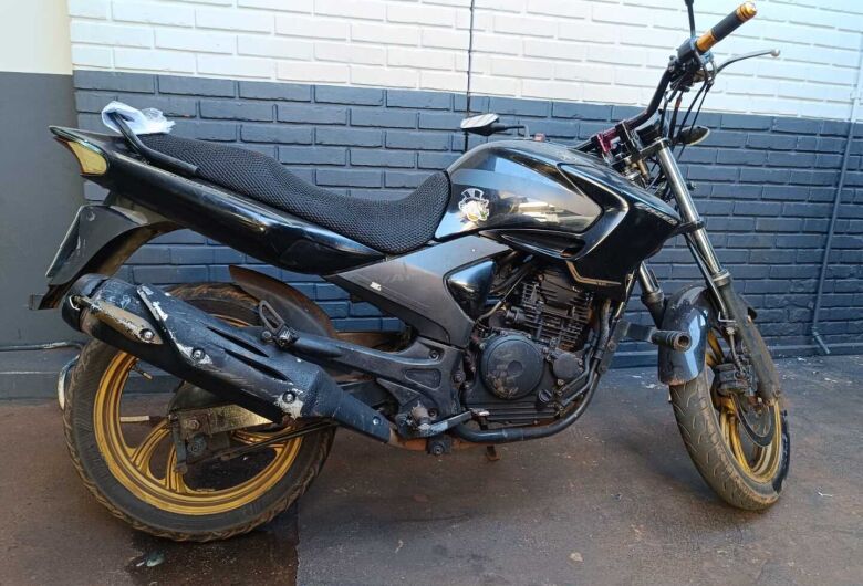 Moto furtada é recuperada e adolescente apreendido após denúncia anônima