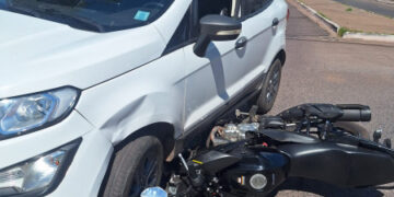 Acidente entre carro e moto deixa motociclista ferido no centro