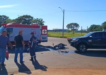 Motociclista morre após ser atingido por caminhonete em cruzamento