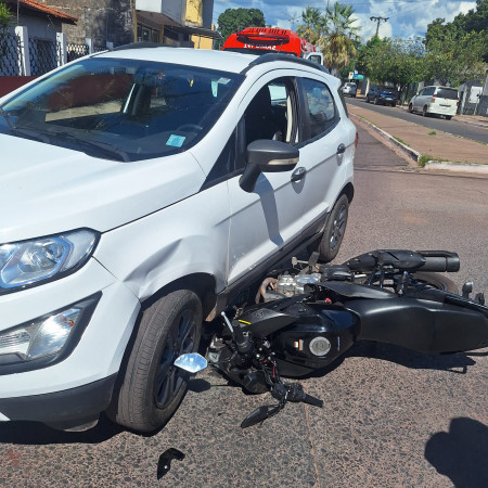 Acidente entre carro e moto deixa motociclista ferido no centro