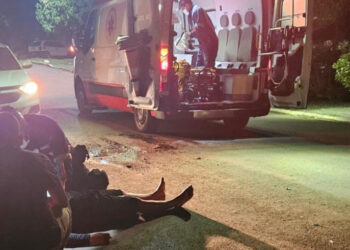 Entregador é atropelado por carro com faróis apagados