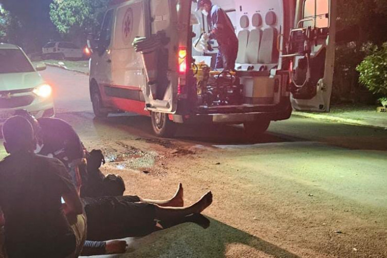 Entregador é atropelado por carro com faróis apagados