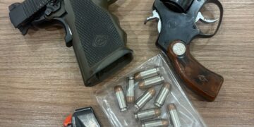 Operação policial resulta na apreensão de armas e maconha