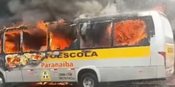 Incêndio atinge ônibus de autoescola