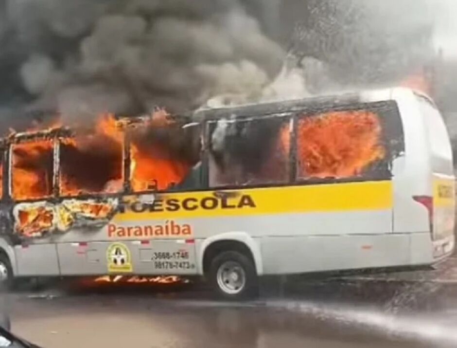 Incêndio atinge ônibus de autoescola