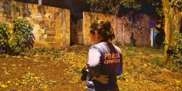 Homem morre após ser encontrado caído sobre garrafa de vidro dentro de casa