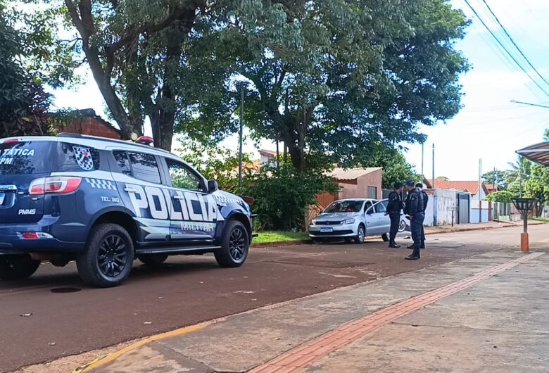 Troca de tiros após tentativa de abordagem deixa dois mortos e três feridos