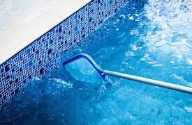 Criança de dois anos morre após se afogar em piscina