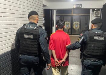 Homem é preso após jogar revólver por cima de muro