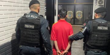 Homem é preso após jogar revólver por cima de muro