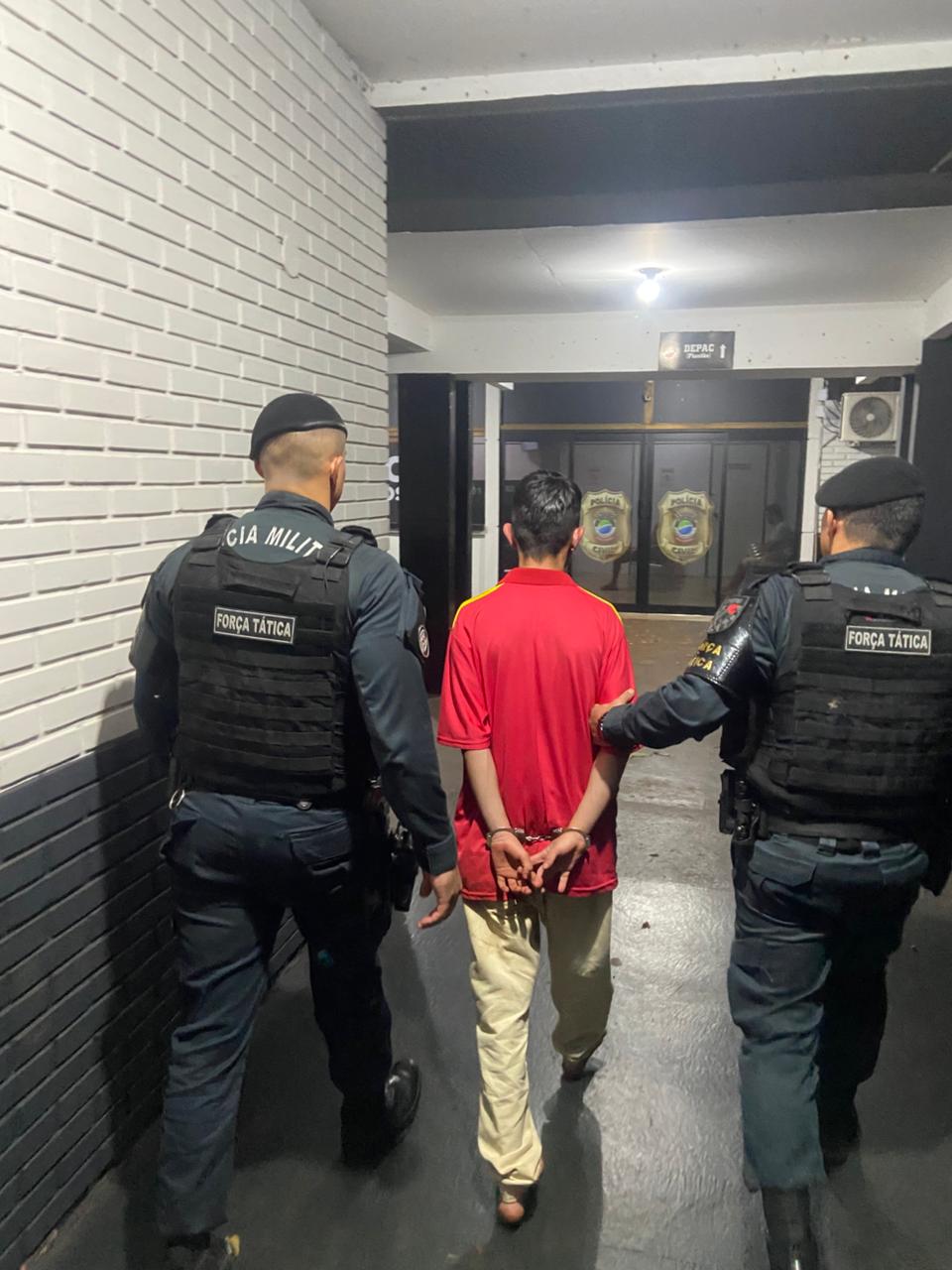 Homem é preso após jogar revólver por cima de muro